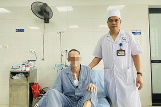 Người đàn ông bị lưỡi cày cắm sâu vào ngực