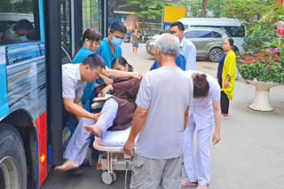 Cứu hành khách co giật và ngất trên xe buýt ở Hà Nội