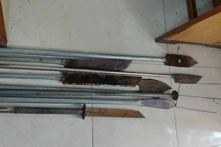 19 học sinh mang theo phóng lợn thị uy trên đường