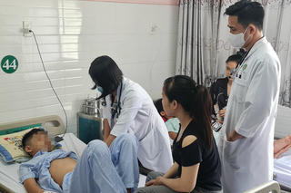 Thông tin mới nhất vụ 15 học sinh ở TP HCM nhập viện sau ăn sáng trước cổng trường