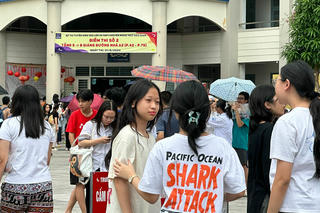 Hàng nghìn thí sinh tranh 'vé' vào lớp 10 của 2 trường chuyên Hà Nội