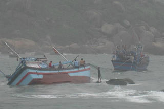 Một số cửa biển bị bồi lấp ở Quảng Ngãi, hàng trăm tàu cá phải 'ly hương'