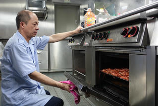 Những anh nuôi 'không ngủ' trên tàu KN-390