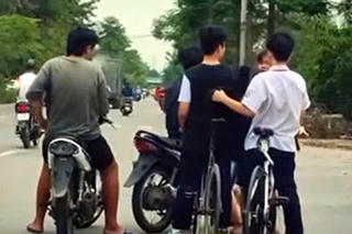 Công an triệu tập 3 đối tượng chặn đường học sinh để 'trấn lột'