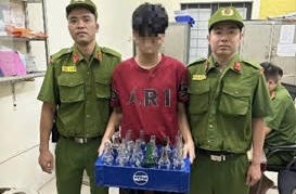 Công an bắt giữ nhóm thanh niên đứng trước cổng trường đại học ném chai thủy tinh