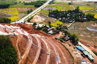 Dự án 'khoác áo bê tông' cho núi Van Cà Vãi (Quảng Ngãi): Nên di dời 5 hộ dân hay chi hàng chục tỷ đồng chống sạt lở?