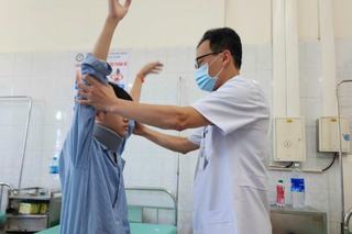 Nam sinh 15 tuổi nhập viện 'cầu cứu' bác sĩ sau khi chơi điện thoại thâu đêm