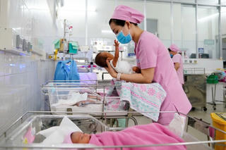 Nỗ lực khuyến sinh để “cỗ xe” dân số được an toàn