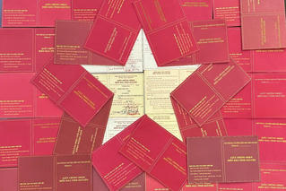 'Vẽ' cờ Tổ quốc từ những tấm giấy đỏ đặc biệt