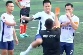 Bị nhận thẻ đỏ, cựu tuyển thủ quốc gia hành hung trọng tài