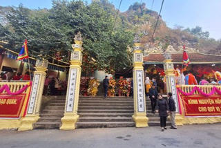 Chiêm bái ngôi đền Chầu Đệ tứ có tòa thạch động niên đại 600 năm