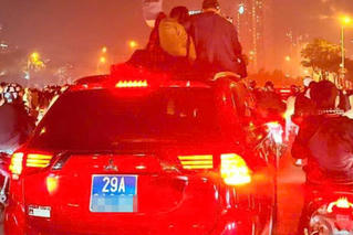 Phạt ô tô biển xanh chở 3 người trên nóc xe lưu thông đường Hà Nội