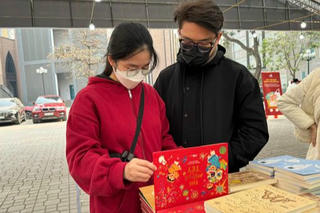 Sách Tết đong đầy hương vị mùa xuân