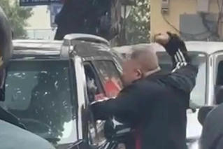 Công an xác minh vụ người đàn ông túm cổ, đấm tài xế ô tô trên phố cổ Hà Nội