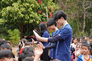 Giáo dục thế hệ trẻ văn hóa sẻ chia, tình nghĩa đồng bào 