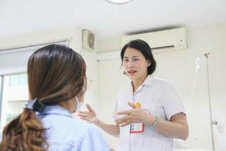 Cô gái trẻ mù 2 mắt sau khi cắt mí