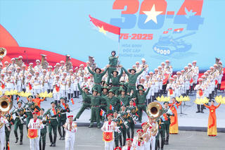 'Những năm tháng không thể nào quên' trong thơ Lê Thị Ái Tùng 