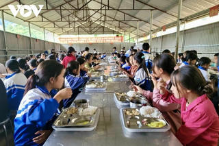 Hỗ trợ tiền ăn ở và gạo cho học sinh bán trú 