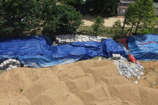 Sự việc xi măng hỗ trợ xây dựng nông thôn mới bị hư hỏng: UBND tỉnh Hà Tĩnh yêu cầu kiểm tra, làm rõ