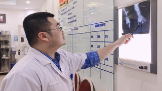 Bé gái nát bàn tay vì vô tình cho tay vào máy xay hoa quả