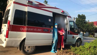 Một sản phụ mắc COVID-19 sinh con được xuất viện