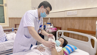 Bất cẩn khi xay giò, người phụ nữ bị dập nát 4 ngón tay