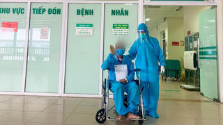 Hai bệnh nhân COVID-19 nặng xuất viện sau một tháng thở máy