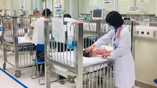 Ngồi trước người điều khiển xe máy, bé trai bị tai nạn nghiêm trọng 