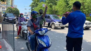 Hà Nội lập chốt kiểm tra giấy tờ người đi đường trong nội đô