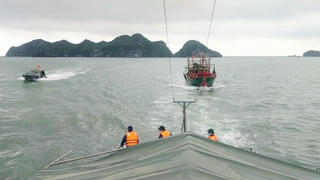 Cứu tàu cá có 2 thuyền viên trôi dạt trên biển