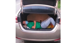 Nam thanh niên bị phát hiện trốn trong cốp xe để thông chốt kiểm dịch