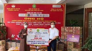 Hơn 30 tấn nông sản, lương thực được trao tặng cho người dân trong vùng có dịch COVID-19