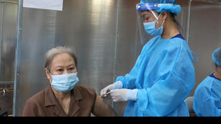 Ngày đầu tiên Hà Nội triển khai tiêm vaccine Vero Cell của Sinopharm cho người cao tuổi 