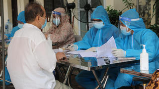 Người về Hà Nội từ vùng dịch cần khai báo y tế và tự theo dõi sức khỏe tại nhà 