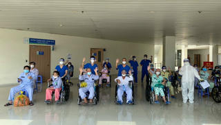 Thêm 65 bệnh nhân COVID-19 nguy kịch tại TP HCM được xuất viện 
