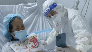 Sinh nhật đặc biệt của bệnh nhân COVID-19 trong 'tâm dịch' TP HCM