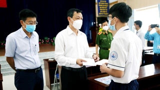 Bệnh viện Chợ Rẫy trao tặng “học bổng đỡ đầu” cho học sinh mất cha mẹ do COVID-19 