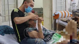 'Điều dưỡng' đặc biệt làm chỗ dựa cho bệnh nhân COVID-19 tại Bệnh viện 