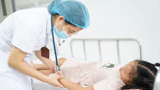 Bé gái Hà Nội nguy kịch vì nhập viện điều trị sốt xuất huyết muộn