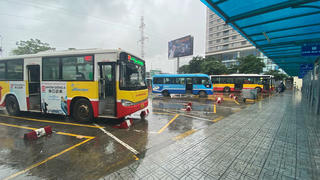 Xe bus, taxi, xe ôm Hà Nội 'than trời' vì ế khách