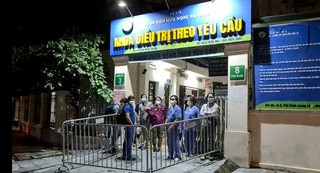 Người dân phấn khởi khi Hà Nội gỡ bỏ phong toả 'ổ dịch' tại Bệnh viện Việt Đức