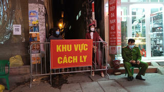 Phong tỏa 1 con ngõ và 1 hiệu thuốc vì liên quan đến ca COVID-19 trong cộng đồng tại Hà Nội 