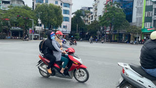 Người dân Hà Nội co ro trong gió rét