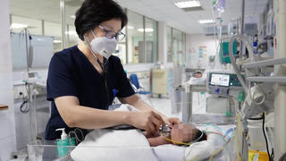 Uống sữa pha sái thuốc phiện, bé 2 ngày tuổi phải cấp cứu