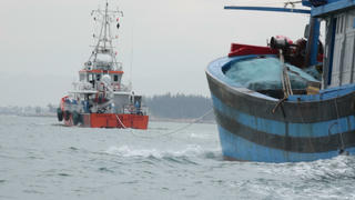 Cứu thành công 11 thuyền viên gặp nạn trên biển