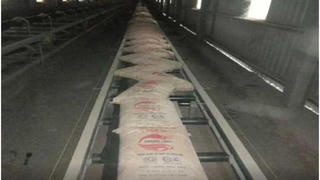 Xi măng Thăng Long 'trút như mưa' xuống đường