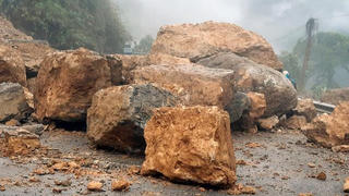 Thêm 1 người tử vong, 2 người bị thương do mưa lớn, sạt lở đất 