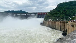 Thủy điện Hòa Bình mở thêm 2 cửa xả đáy