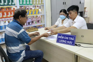 Chi trả lương hưu, trợ cấp BHXH theo mức mới cho 100% người hưởng qua tài khoản 