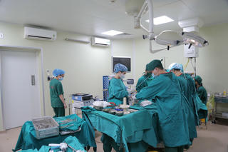 2 giờ đồng hồ ‘cân não’ lấy khối u phổi nặng 3kg 